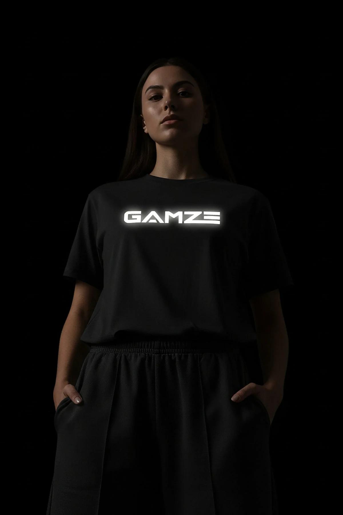 GAMZE reflektörlü ön isim baskılı siyah oversize tişört karanlıkta parlıyor