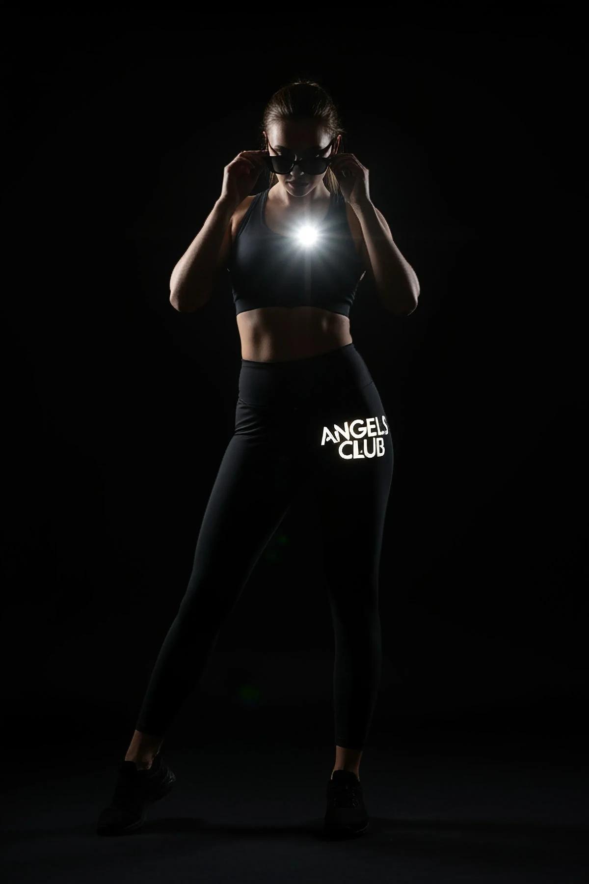 Siyah spor tayt ANGELS CLUB reflektör baskısı gece ışık altında parlıyor model tam boy