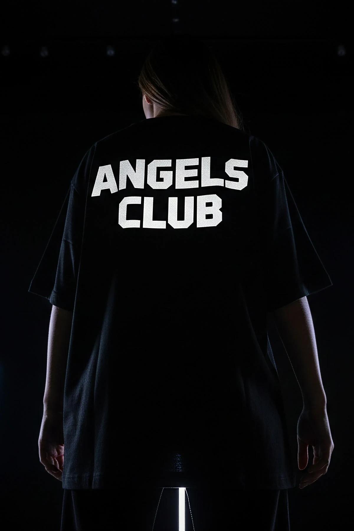 ANGELS CLUB sırt baskılı reflektörlü siyah oversize tişört arkadan görünüm parlayan yazı