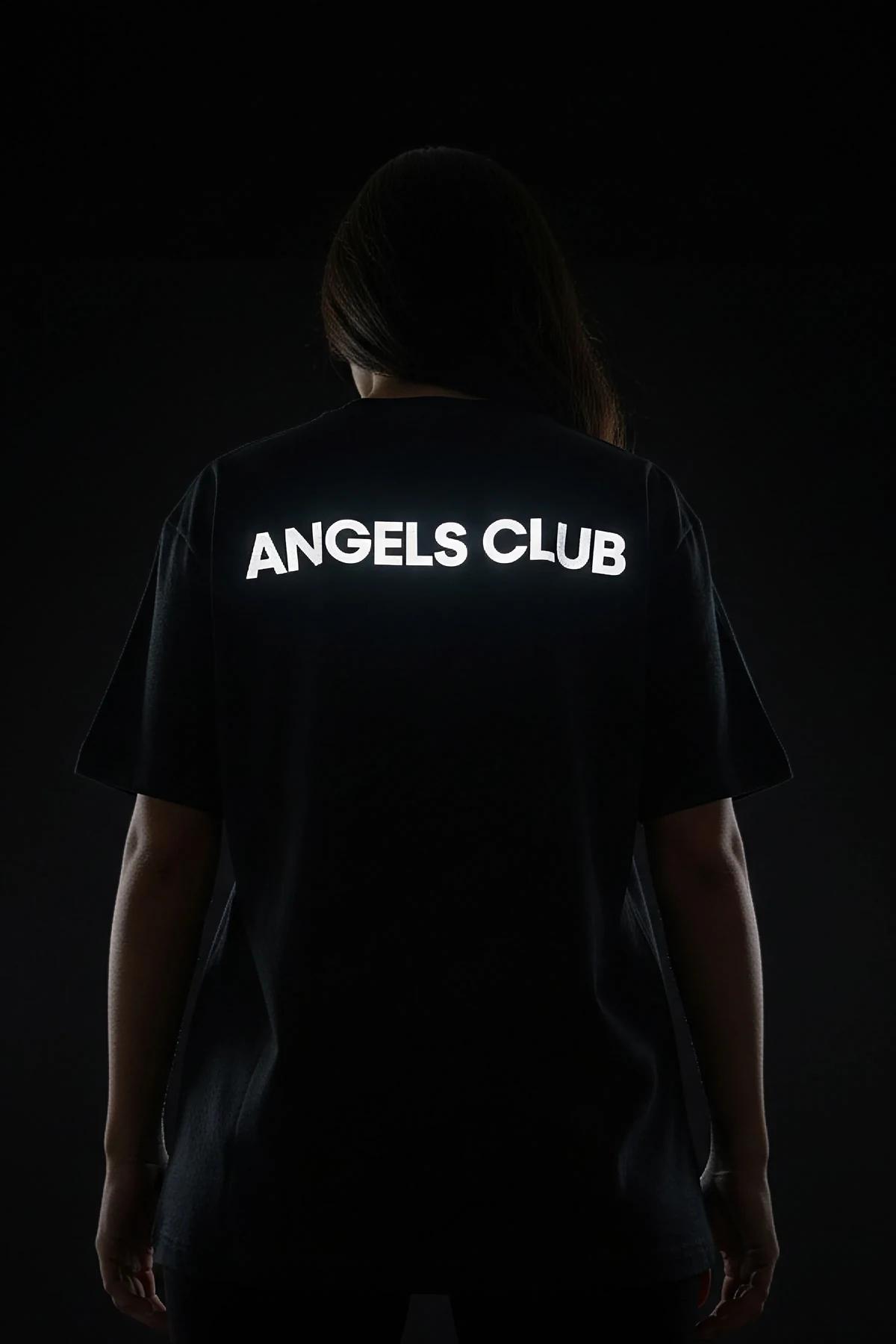 ANGELS CLUB reflektör baskılı siyah tişört sırt paneli yakın çekim