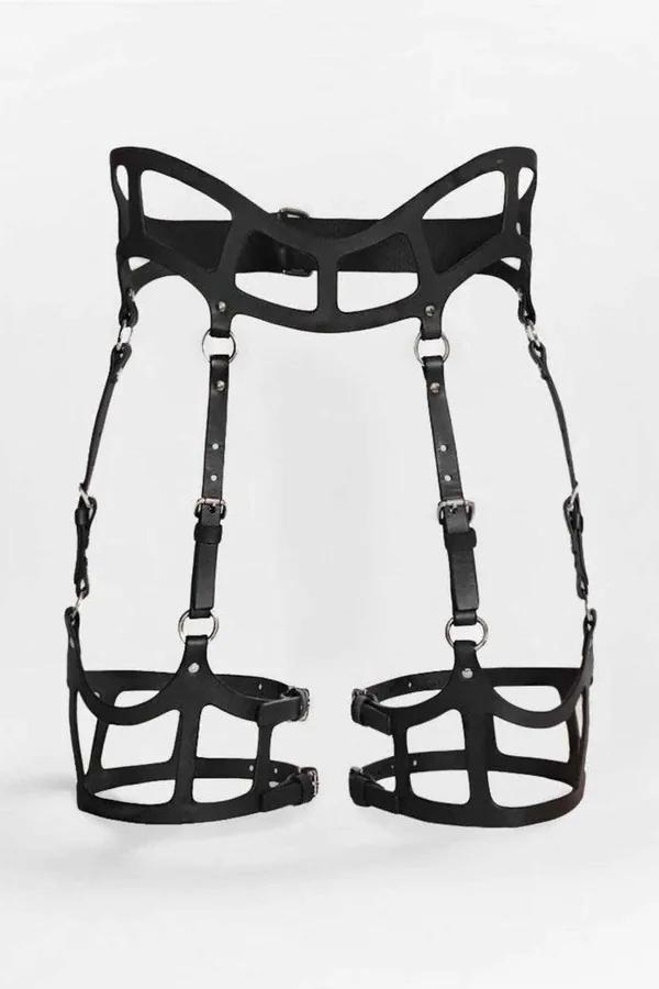 Siyah vegan deri gotik jartiyer harness, kelebek kesimli bel bandı ve uyluk kafes çerçevesi gümüş O-ring detaylı