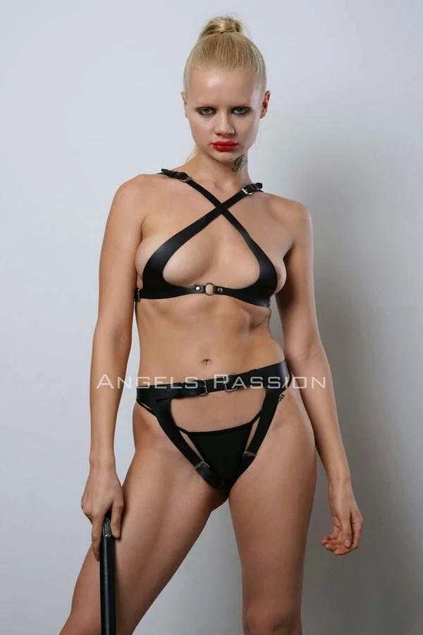 siyah vegan deri kırbaçlı harness takım çapraz bra ve açık külot gümüş tokalı set