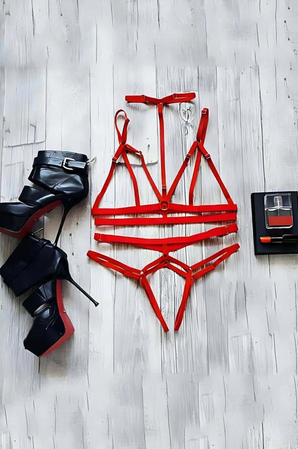 Kırmızı elastik bant harness takım desteksiz üçgen bralet ve G-string altın metal toka detayı