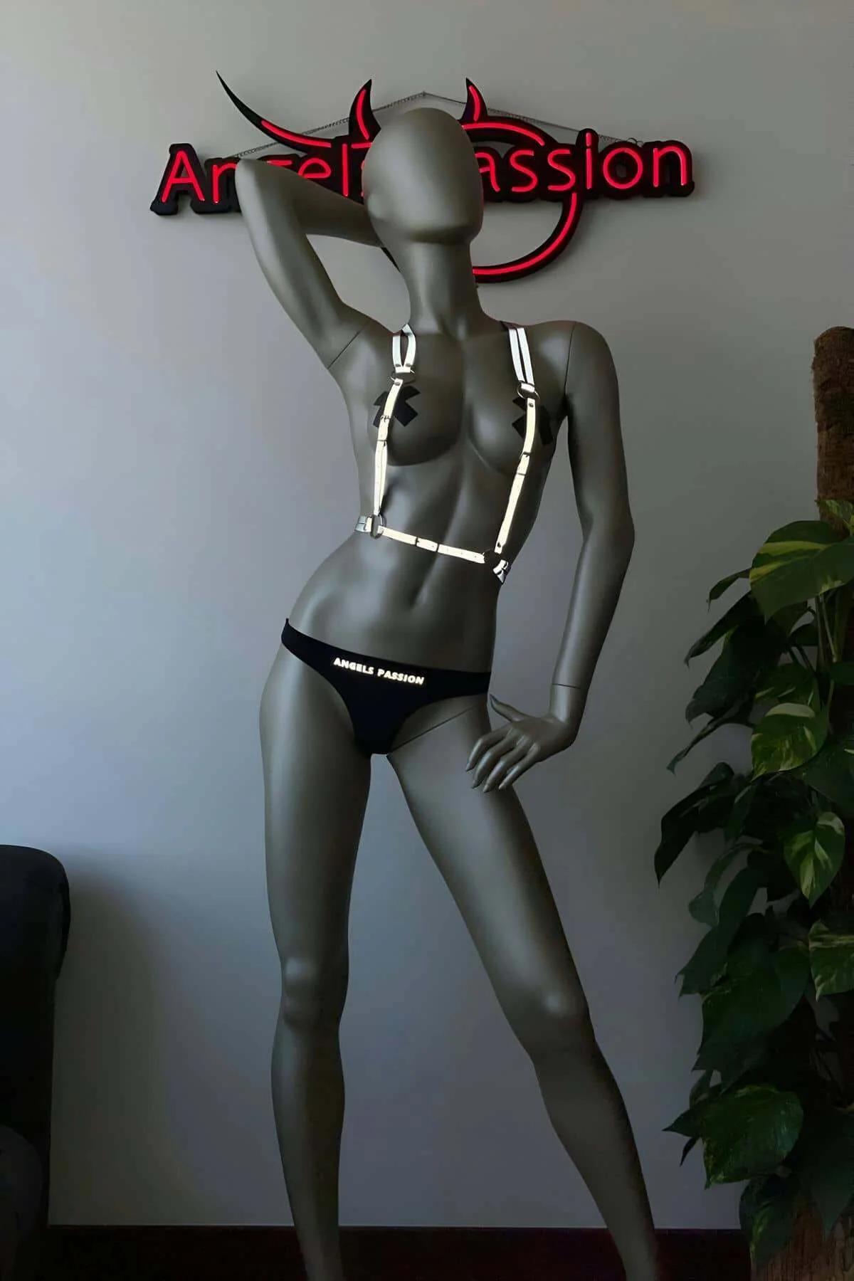 Karanlıkta parlayan beyaz reflektörlü harness festival parti kombini