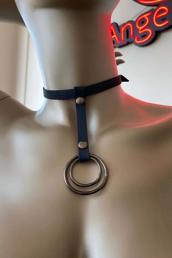 Reflektif choker vücut kemeri mavi-mor ışık kırılımlı bant ve siyah metal O-ring detayı, siyah gövde bantlarıyla