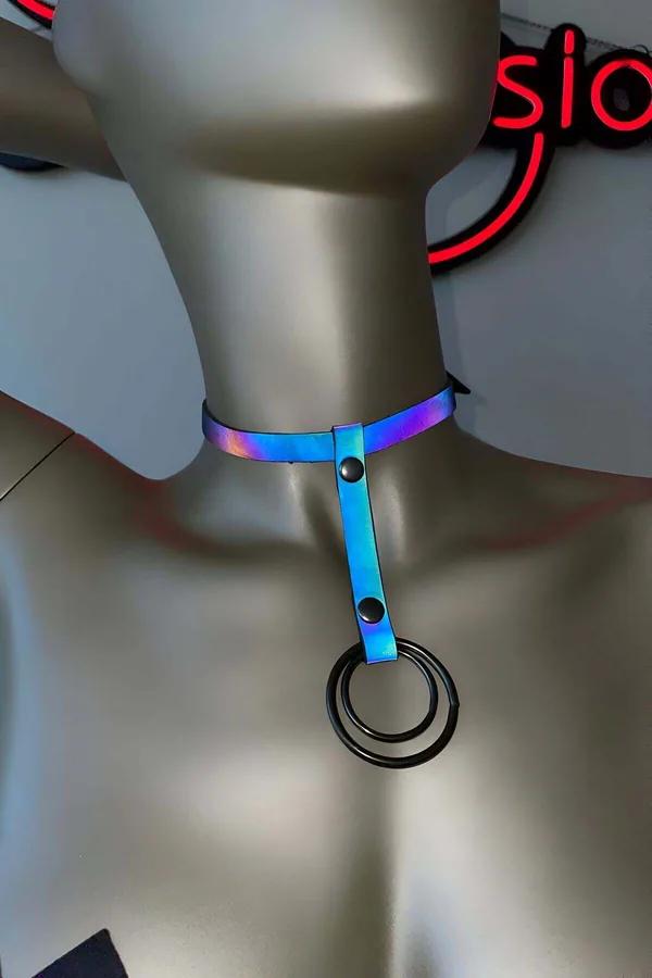 Reflektif choker vücut kemeri mavi-mor ışık kırılımlı bant ve siyah metal O-ring detayı, siyah gövde bantlarıyla
