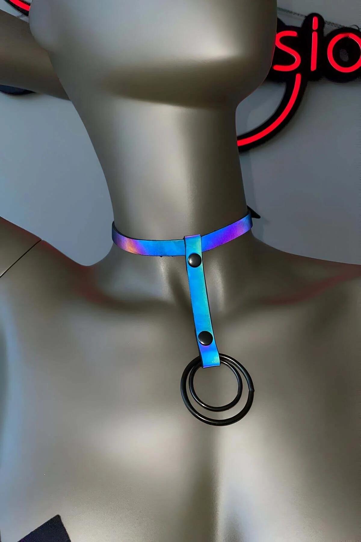 Metal O-ring bağlantı noktası ve reflektif sentetik bant, loş ışık ortamı