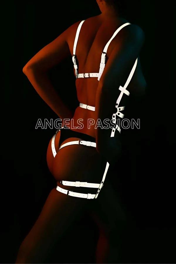 reflektörlü full body harness karanlıkta beyaz parlayan bantlı omuzdan uyluğa geometrik tasarım metal toka