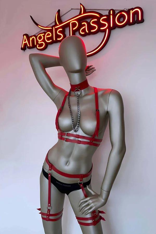 kırmızı vegan deri harness jartiyer takım gümüş zincir tasma yaka ve uyluk bantlı set manken üzerinde