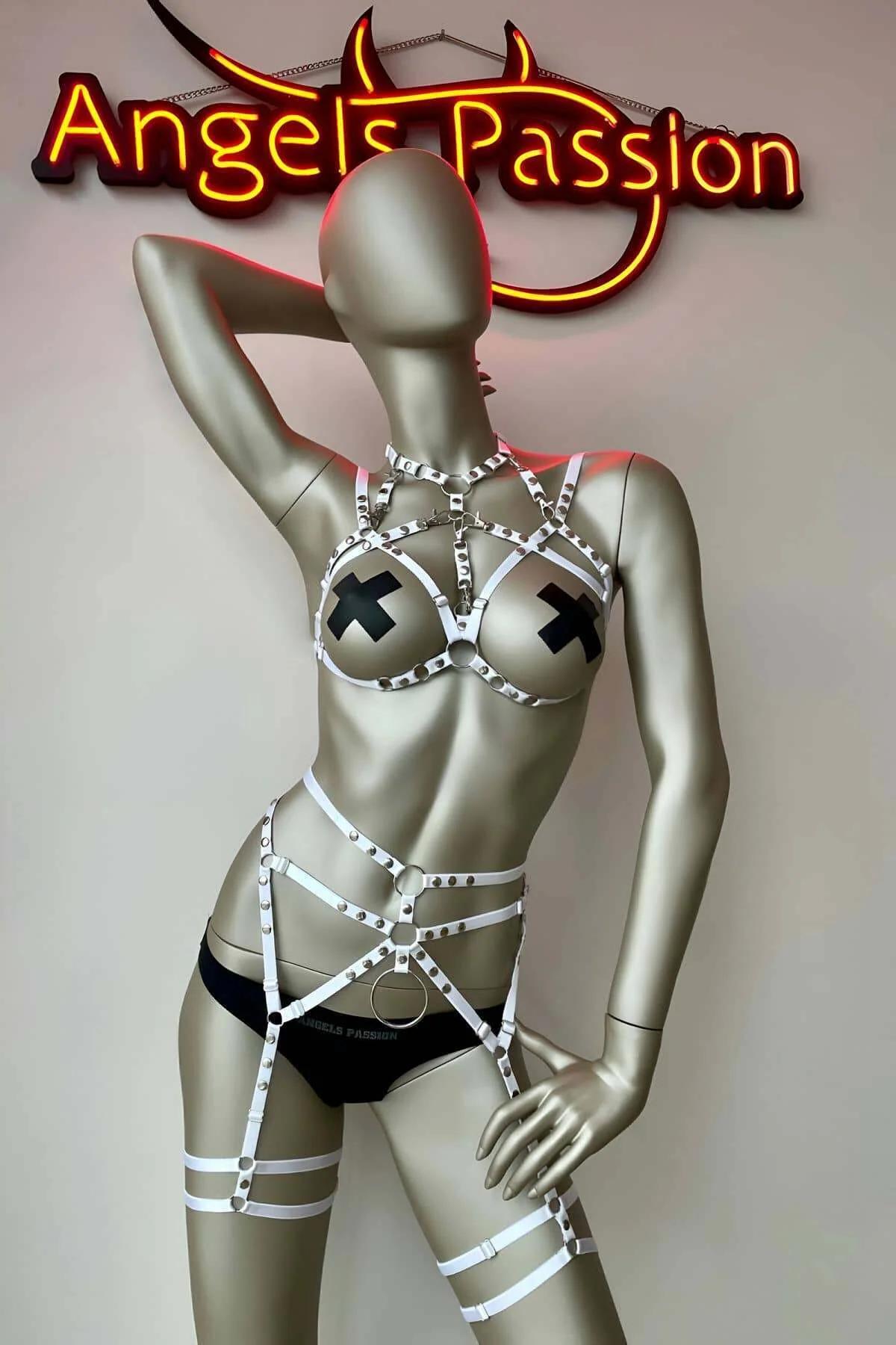 beyaz elastik harness göğüs çerçevesi gümüş metal perçin detay yakın çekim