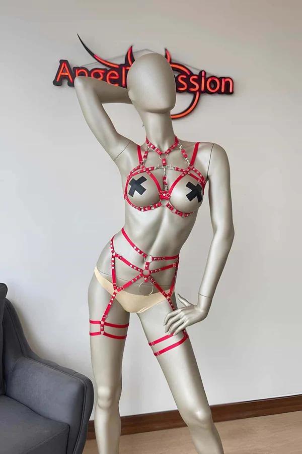 kırmızı elastik jartiyer harness takım mankende, gümüş O-ring ve perçin detay, göğüs bel uyluk bantları