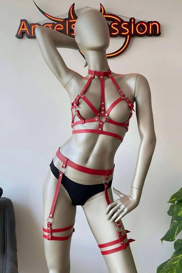 kırmızı vegan deri harness takım sırt görünümü boyun bandı çift gövde kayışı ve uyluk askıları gümüş tokalar