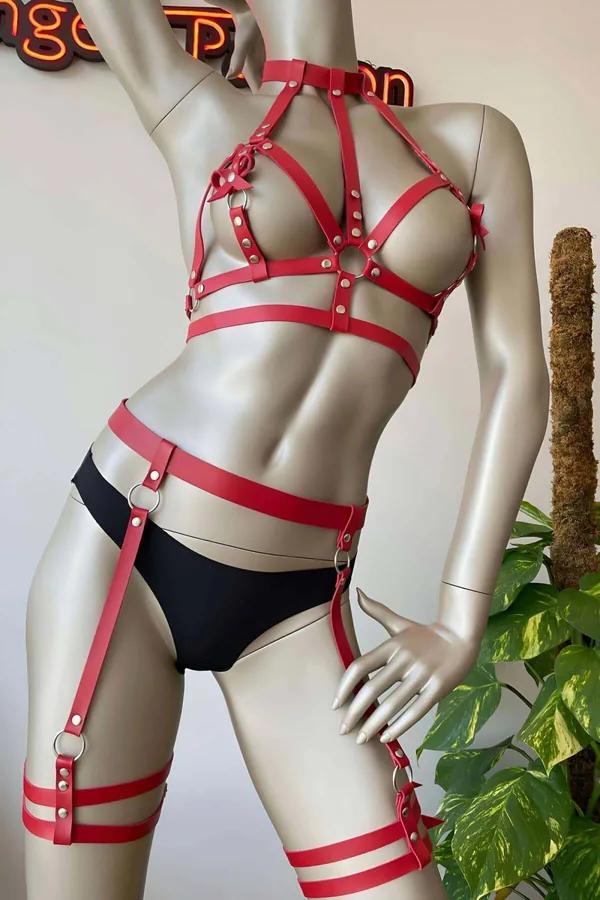 kırmızı vegan deri harness takım sırt görünümü boyun bandı çift gövde kayışı ve uyluk askıları gümüş tokalar