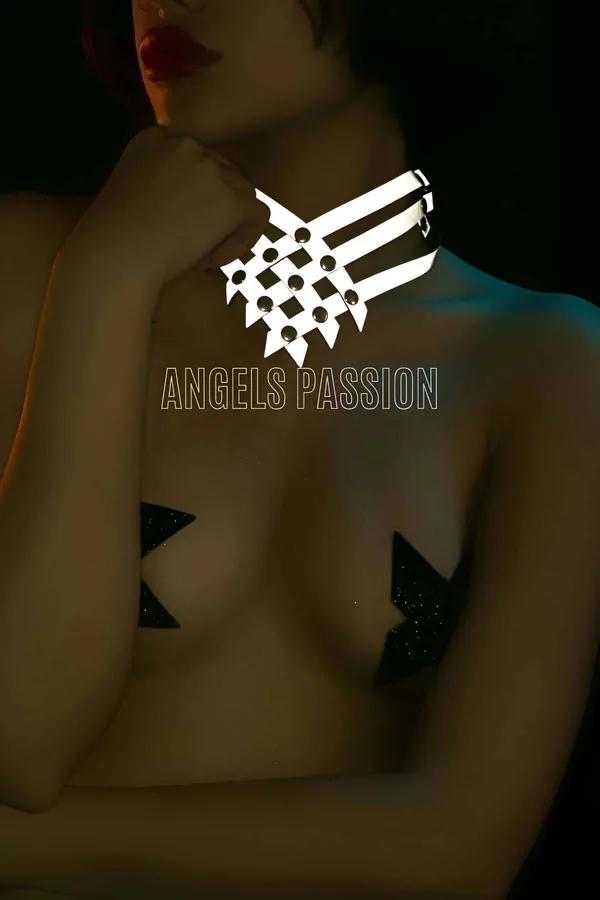 Reflektörlü beyaz örgü choker çapraz dokuma metal perçinli gerdanlık boyunluk gece ışığında