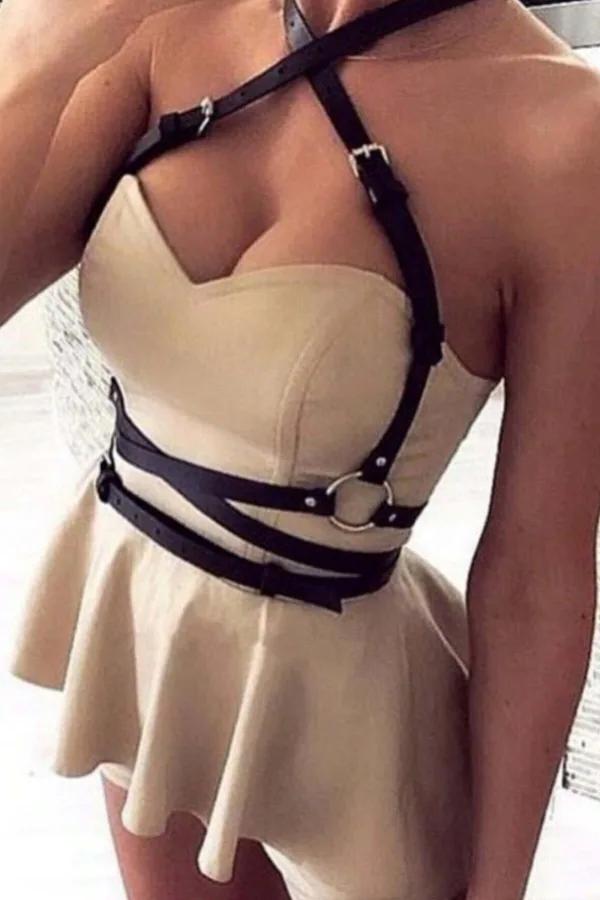 siyah vegan deri göğüs harness gümüş O-ring ve metal toka ile straplez elbise üzerinde