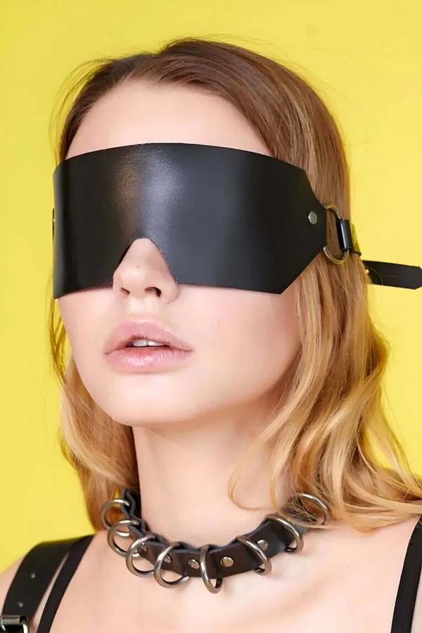 siyah vegan deri göz bandı geniş panel gümüş perçinli ayarlanabilir kemer tokalı harness maske aksesuar