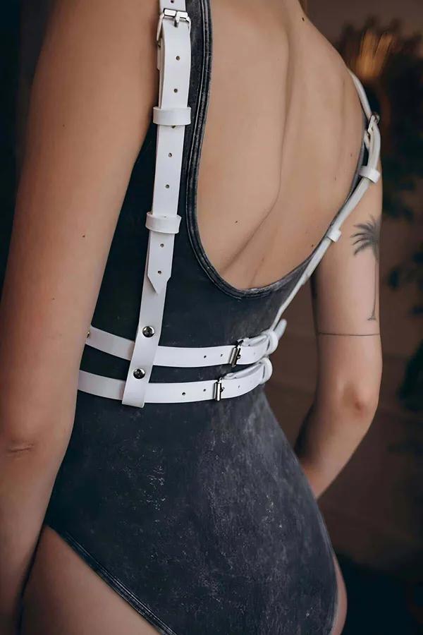 Beyaz vegan deri choker detaylı göğüs harness kemer, gümüş O-ring ve perçin aksamlı geometrik kafes tasarım