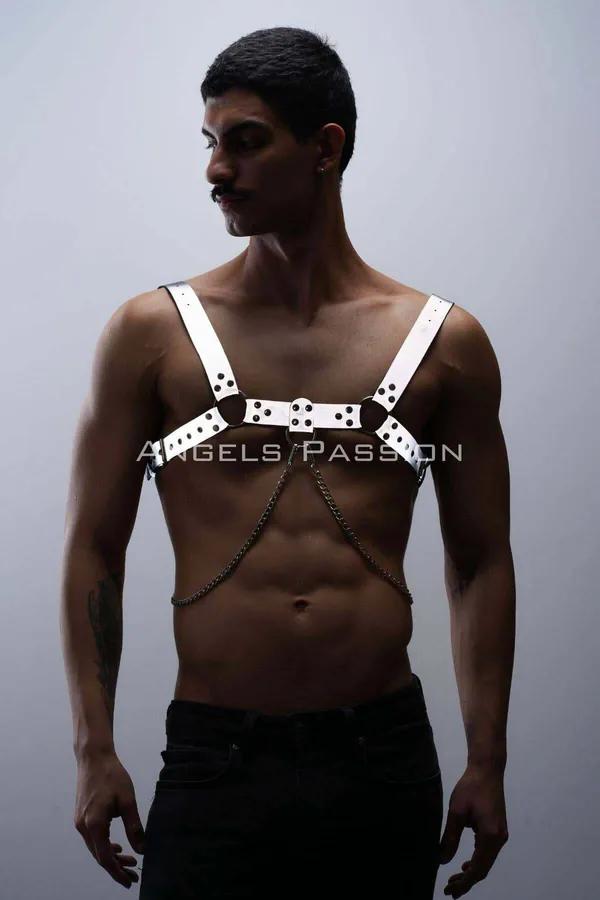 Beyaz reflektörlü vegan deri erkek göğüs harness altın zincir detaylı O-ring bağlantılı