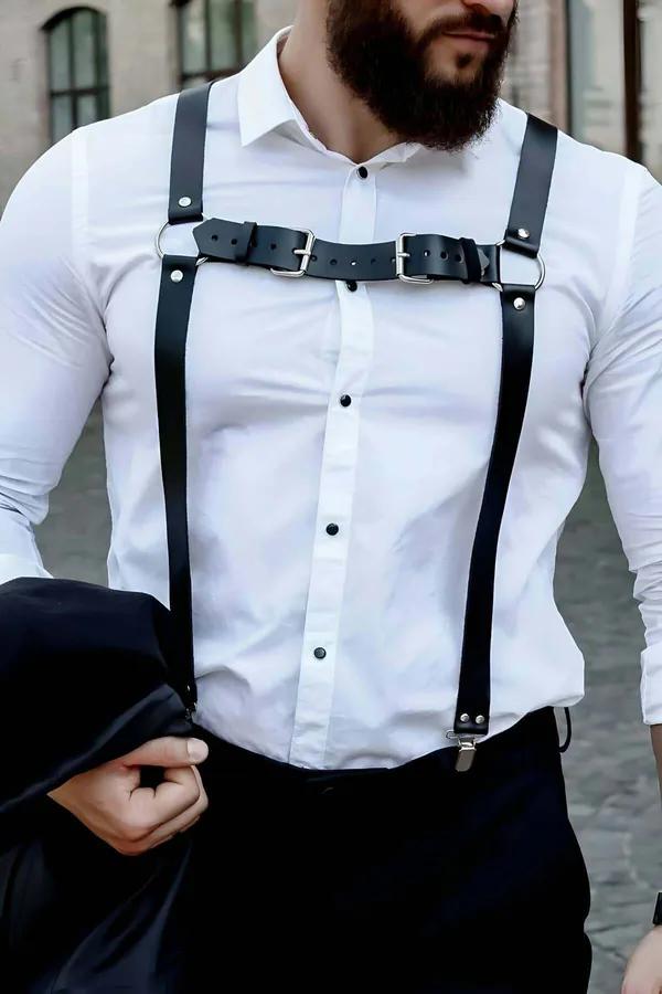 Siyah vegan deri erkek sırt harness beyaz gömlek üstünde Y-kesim panel gümüş D-halkalar