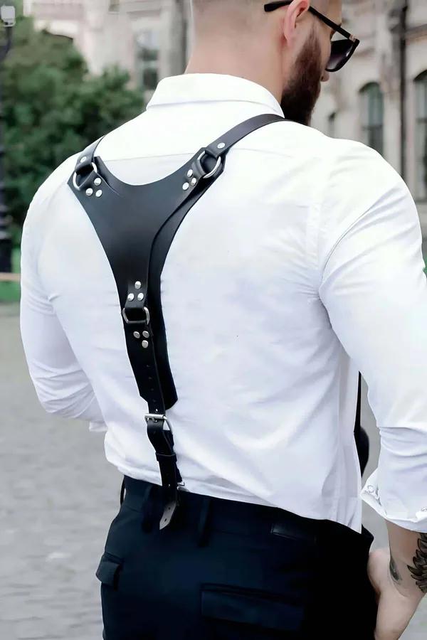 Siyah vegan deri erkek sırt harness beyaz gömlek üstünde Y-kesim panel gümüş D-halkalar