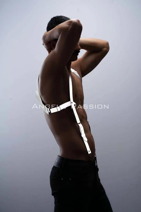 Reflektörlü beyaz bantlı erkek göğüs harness ve pantolon askısı kombinasyonu, metal toka detaylı clubwear aksesuar