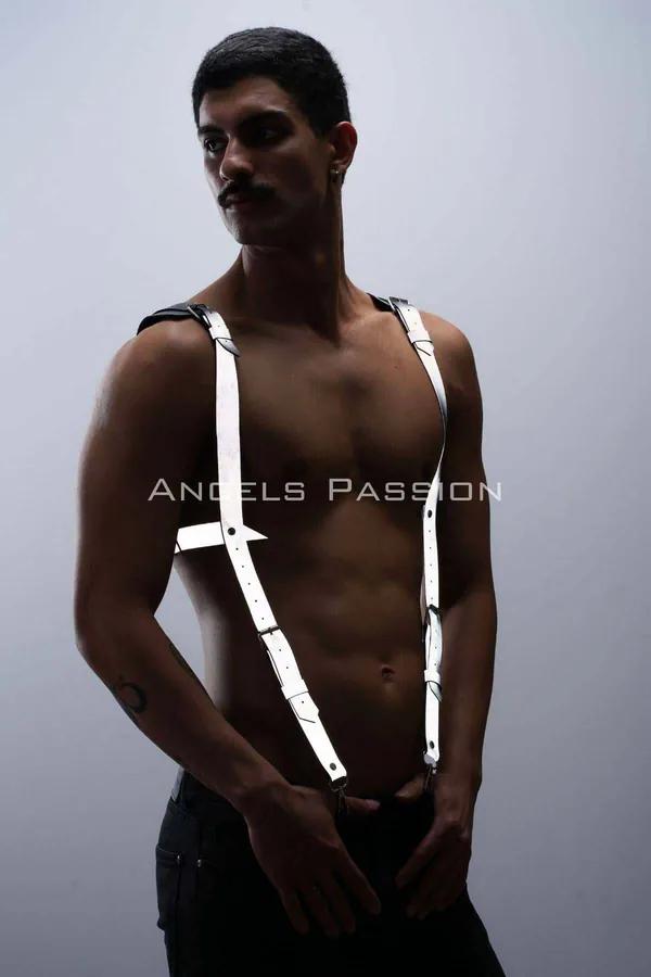 Reflektörlü beyaz bantlı erkek göğüs harness ve pantolon askısı kombinasyonu, metal toka detaylı clubwear aksesuar