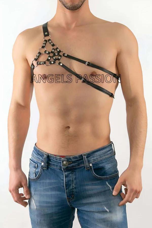 Erkek tek omuz siyah vegan deri harness gümüş metal halka detay, asimetrik çapraz kayış konfigürasyonu
