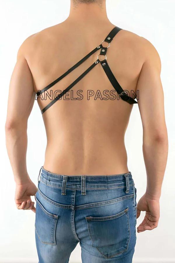 Erkek tek omuz siyah vegan deri harness gümüş metal halka detay, asimetrik çapraz kayış konfigürasyonu