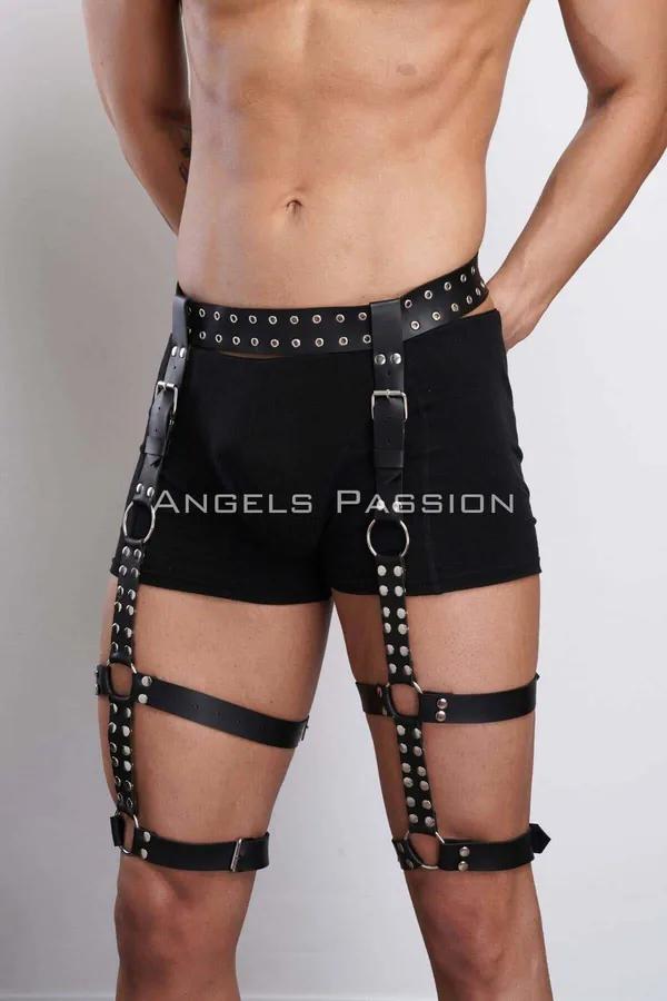 Perçinli siyah vegan deri erkek bacak harness, gümüş O-ring ve toka detayı, uyluk jartiyer kayışları