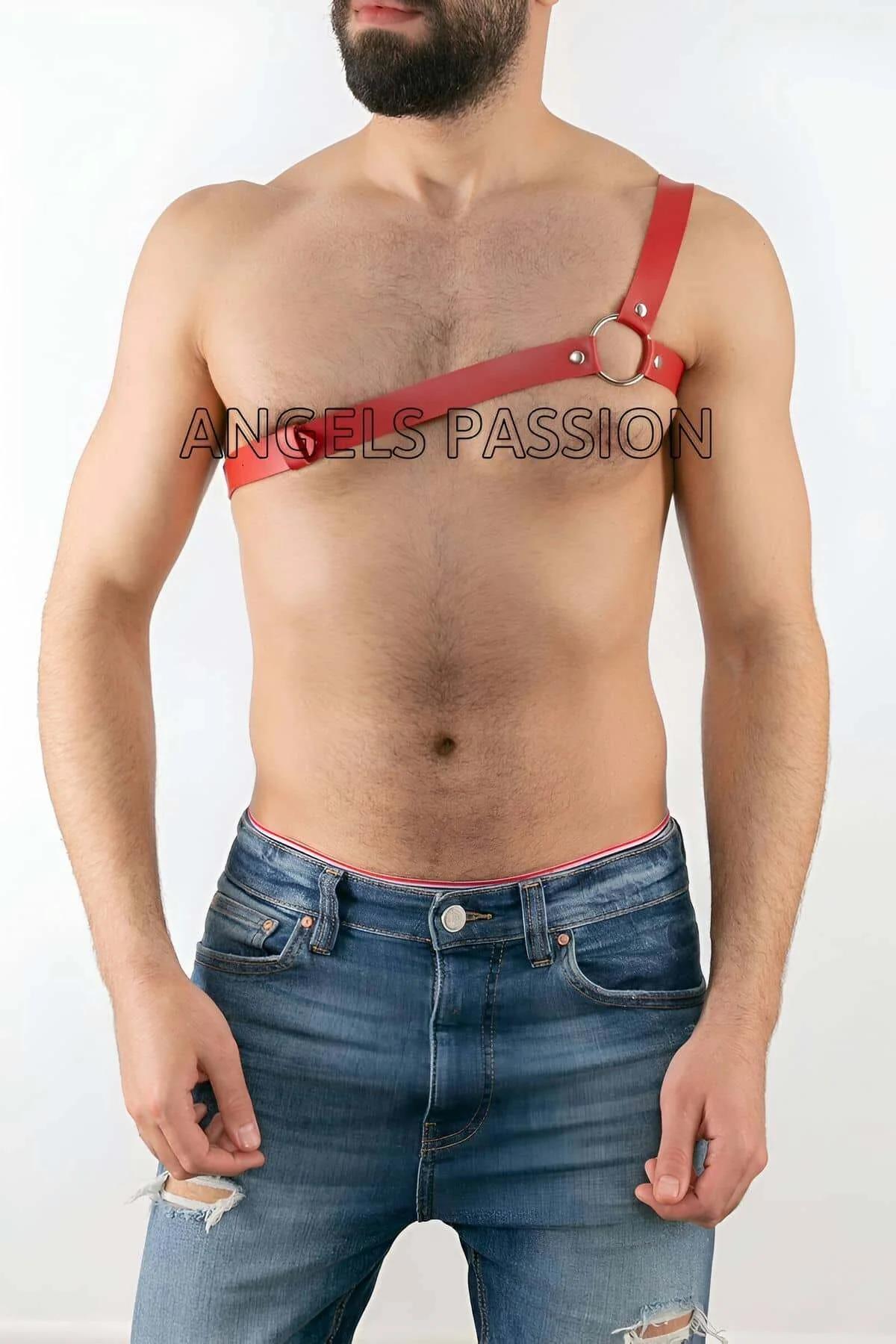 kırmızı vegan deri erkek harness sol omuz çapraz bant metal toka detayı
