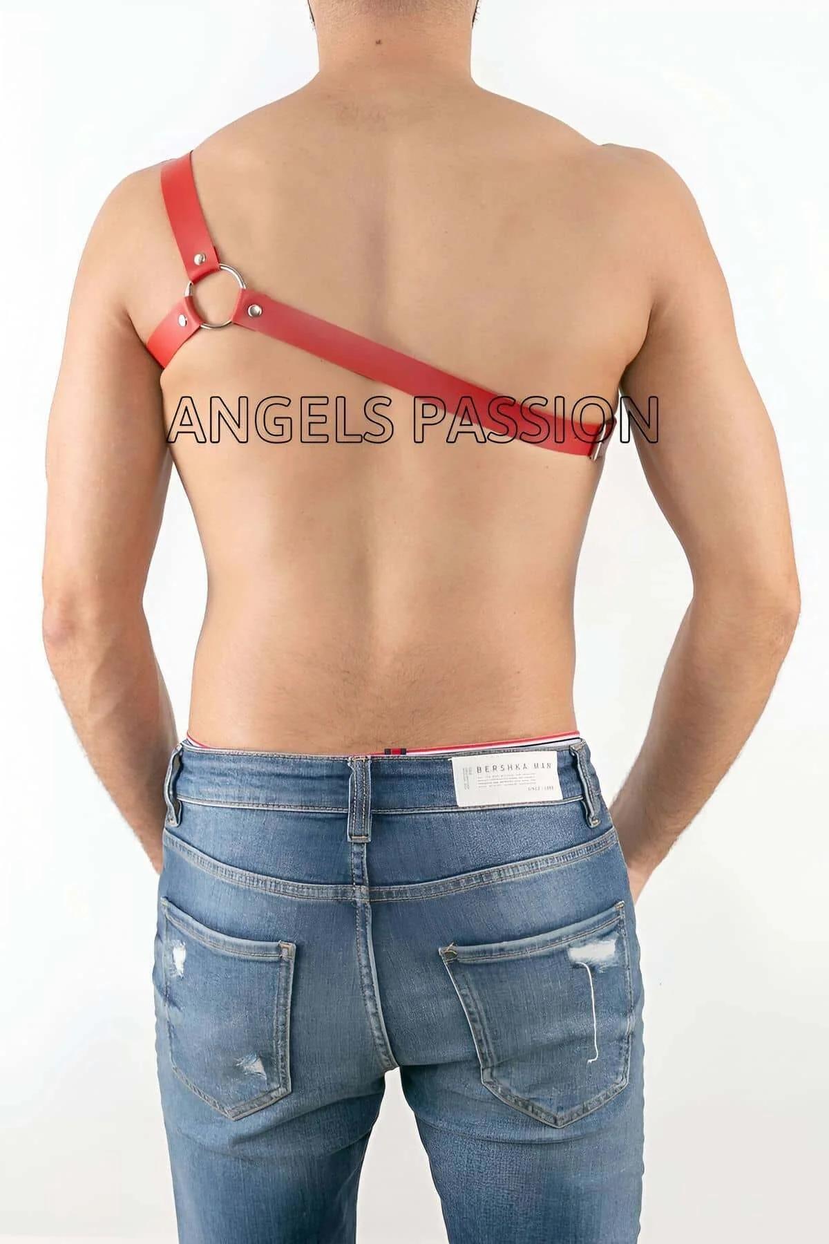 tek omuz erkek harness kırmızı gümüş O-ring festival aksesuar ön görünüm
