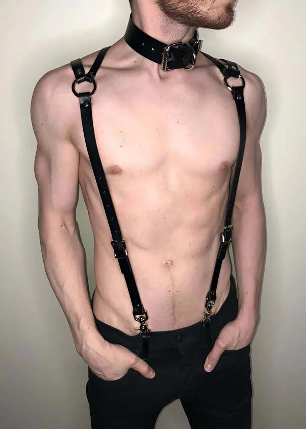 siyah vegan deri erkek harness sırt görünümü 4 O-ring tasmalı pantolon kemeri bağlantısı