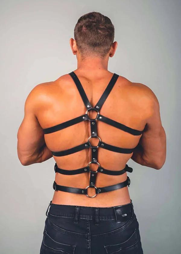Siyah suni deri erkek harness, 6 gümüş toka ve 4 yatay bant, göğüs V form çapraz bant