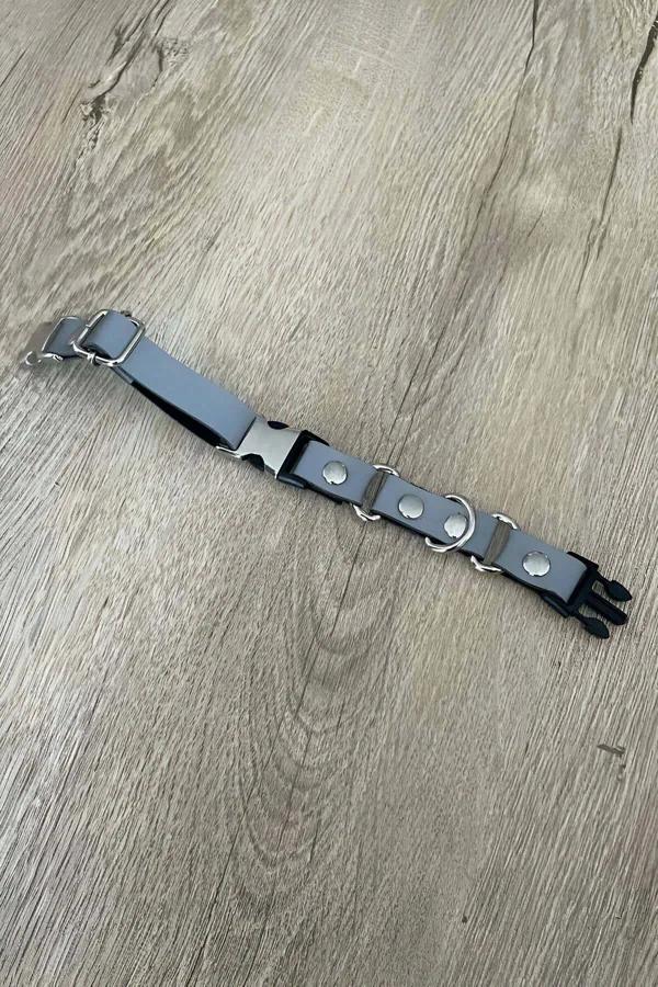 Gri vegan PU deri reflektörlü kedi harness ve gezdirme seti, gümüş snap toka detaylı segmentli panel