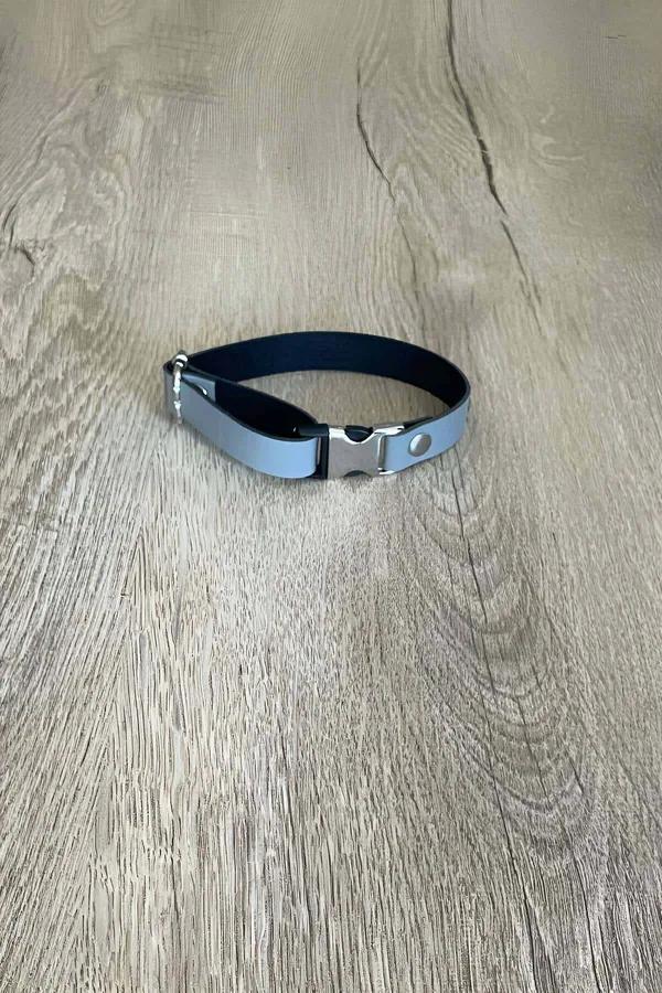 Gri reflektörlü kedi tasması siyah metal kelebek toka ile ahşap zemin üzerinde