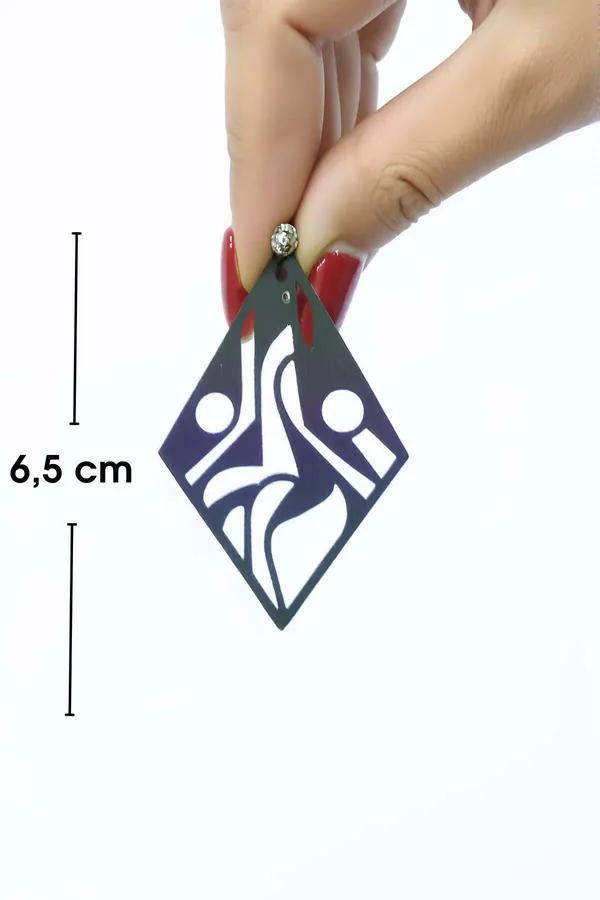 Gümüş renkli elmas formlu reflektörlü lazer kesim geometrik küpe, tribal motifli metalik yüzey, model kulağında