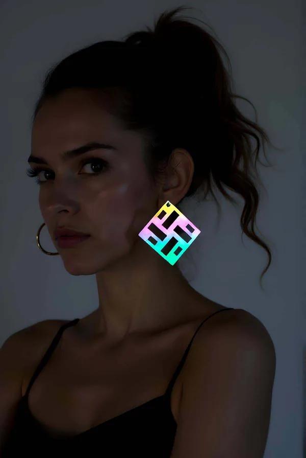 Gökkuşağı reflektörlü kare küpe holografik pastel pembe mavi sarı lazer kesim geometrik ızgara deseni