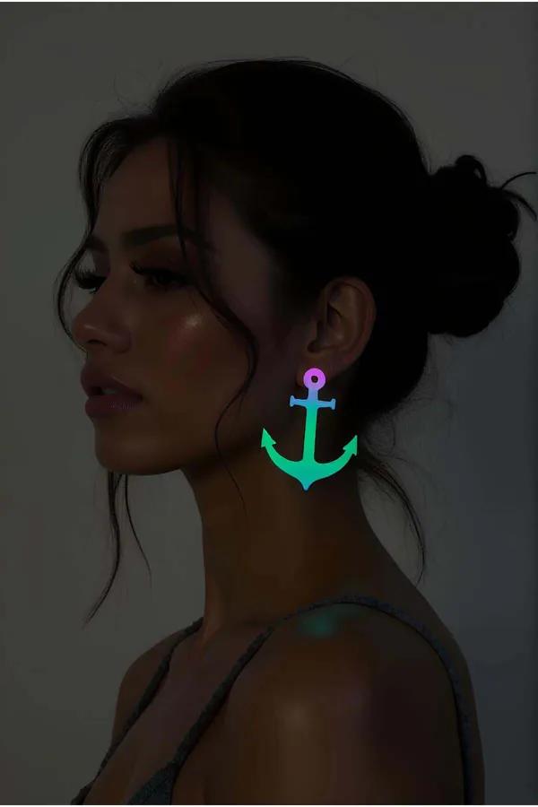 Gökkuşağı reflektörlü parlak akrilik çapa küpe mor-turkuaz renk geçişli stud model kulakta
