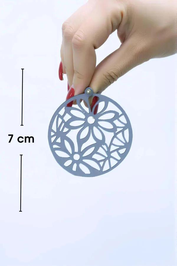 beyaz reflektörlü lazer kesim daisy çiçek motifli büyük disk küpe, gümüş pim bağlantı