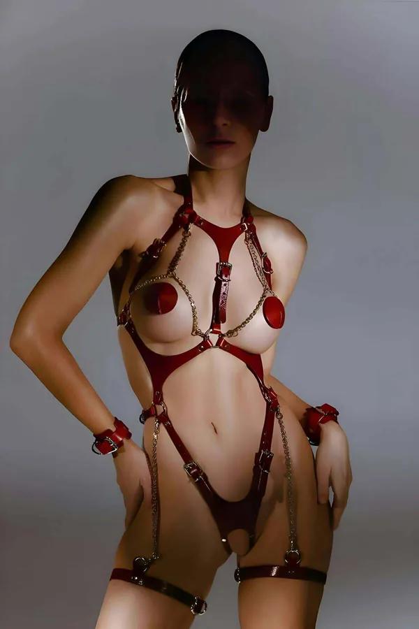 Bordo vegan deri body harness altın zincir ve bilek kelepçeli dört parçalı fantazi takım