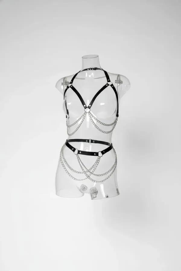 Siyah vegan deri harness takım gümüş zincir ve metal O-halka detayı manken üzerinde