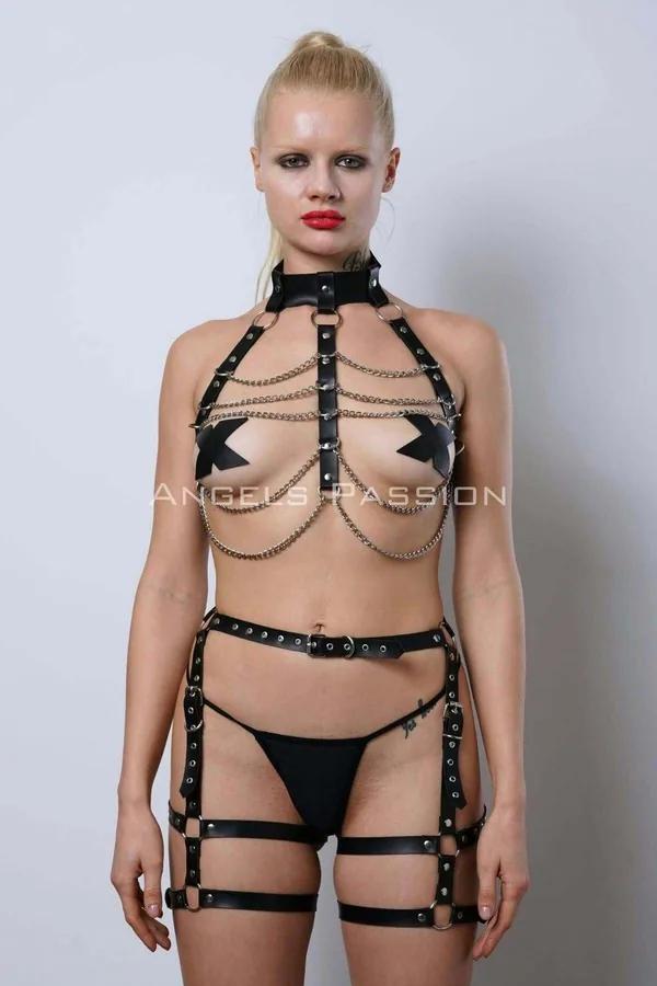 Siyah vegan deri zincirli jartiyer harness takım, altın ton metal zincir göğüs detayı, boyun yakası ve bacak bantları