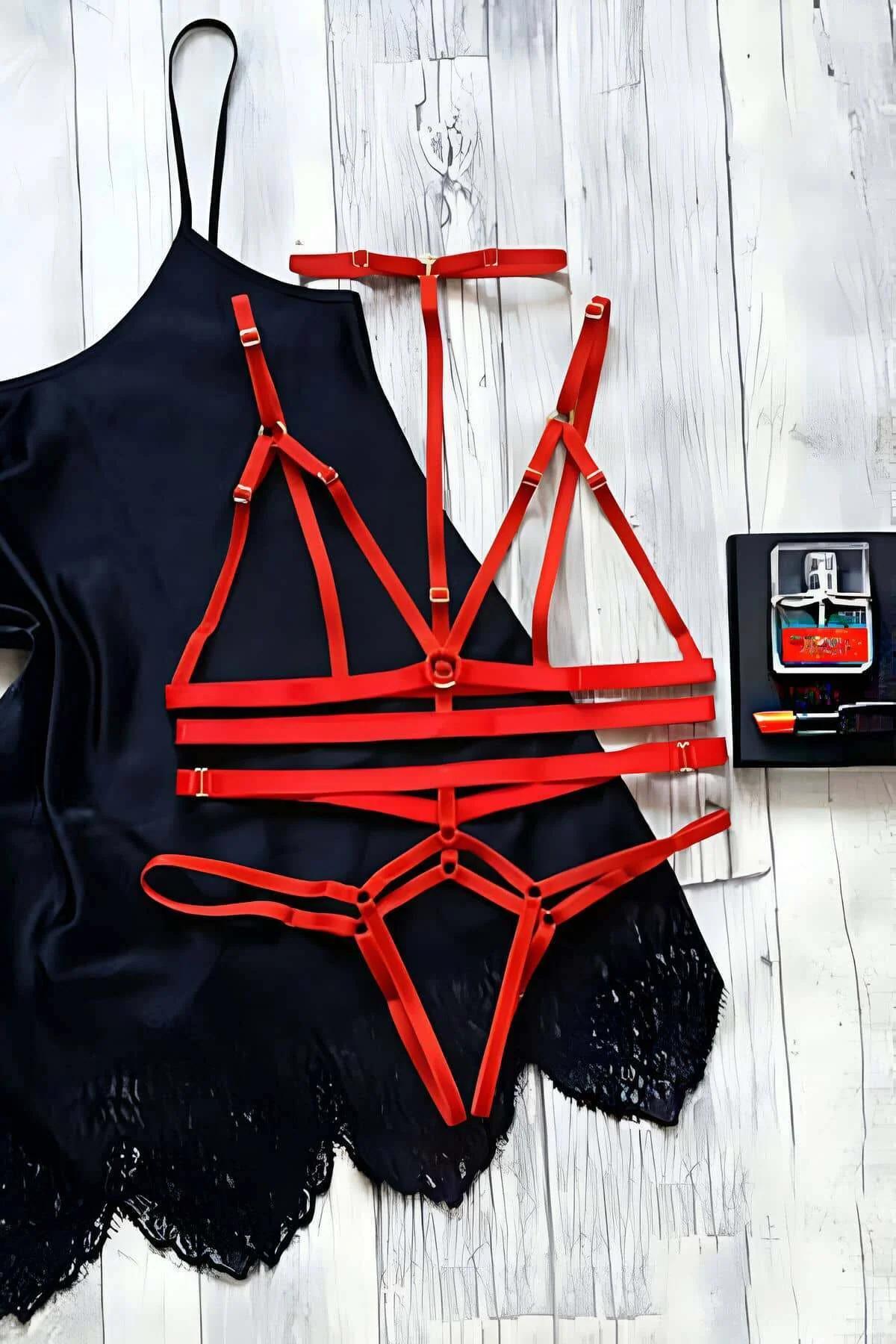 Kırmızı elastik bant harness takım desteksiz üçgen bralet ve G-string altın metal toka detayı