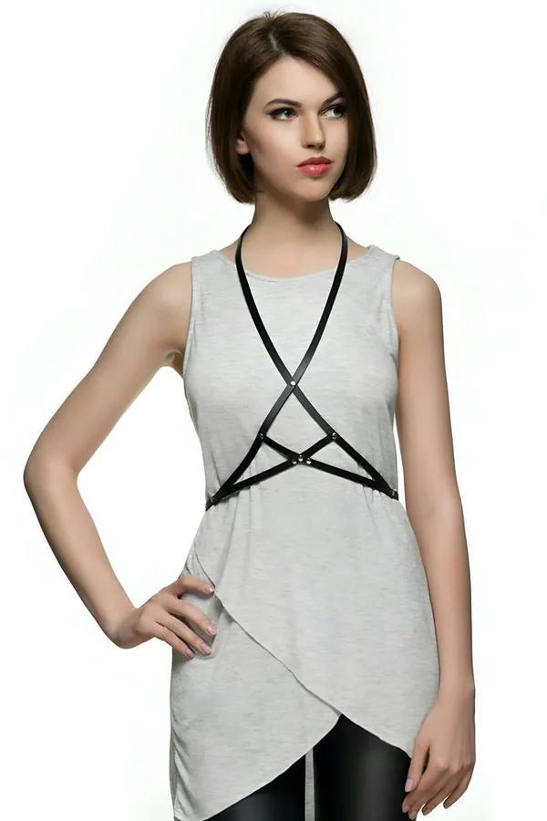 siyah vegan deri göğüs harness gri t-shirt üzerine giyilmiş X-form metal toka detaylı