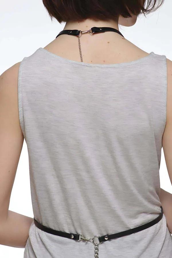 siyah vegan deri göğüs harness gri t-shirt üzerine giyilmiş X-form metal toka detaylı