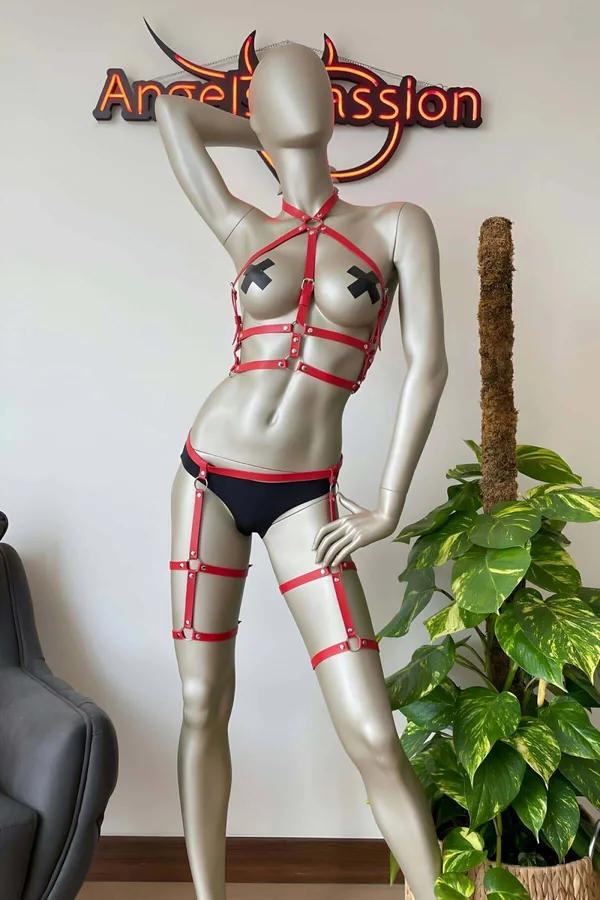 kırmızı suni deri göğüs ve jartiyer harness takım gümüş O-halkalar manken üzerinde tam set görünümü
