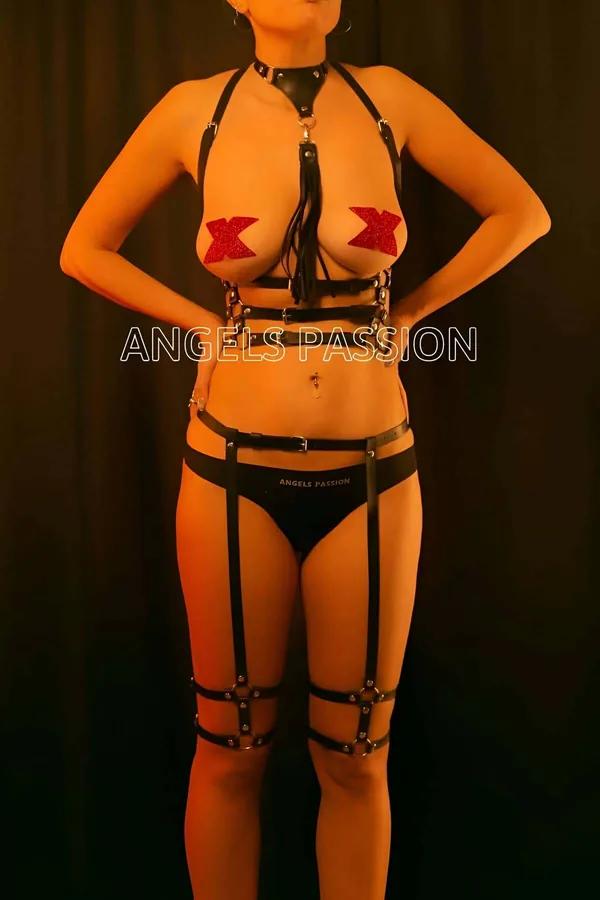 Siyah vegan deri püskül choker detaylı göğüs harness ve bacak jartiyer bantlı 4 parçalı takım, gümüş metal toka