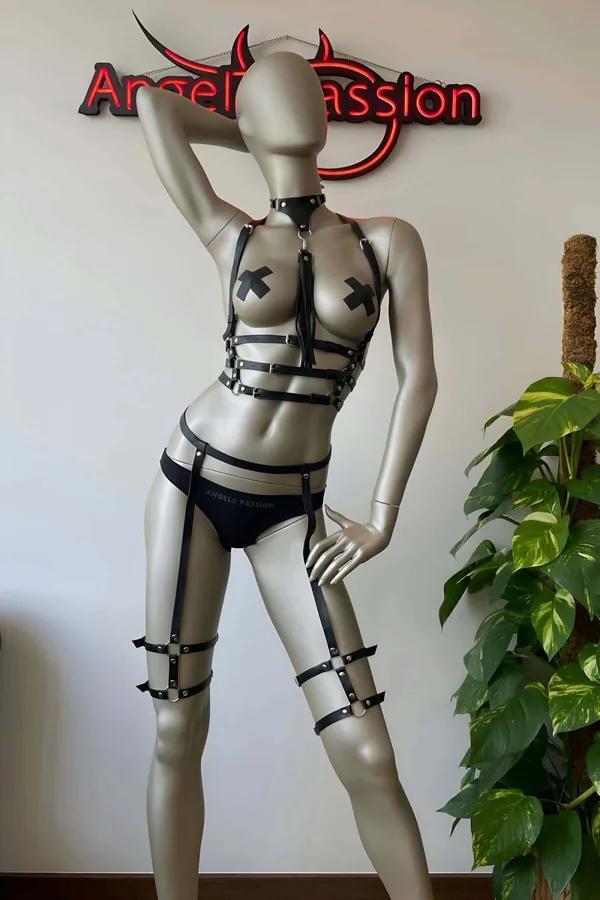 Siyah vegan deri püskül choker detaylı göğüs harness ve bacak jartiyer bantlı 4 parçalı takım, gümüş metal toka