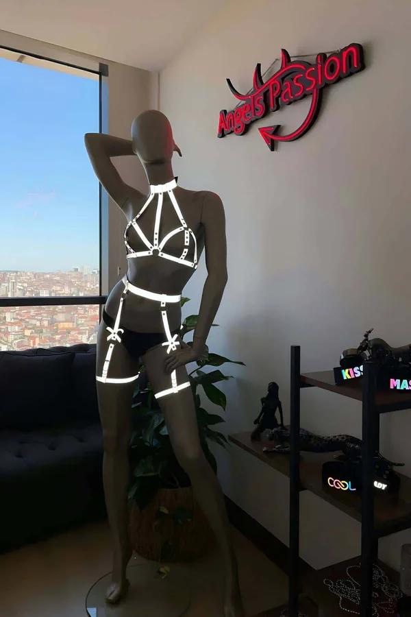 reflektörlü jartiyer takım karanlıkta parlayan beyaz bantlı kafes sütyen harness ve uyluk halkası seti