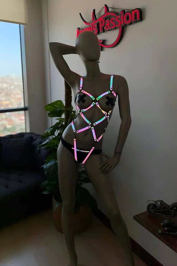 Reflektörlü body harness gökkuşağı holografik bantlı geometrik kafes desen siyah O-ring manken üzerinde